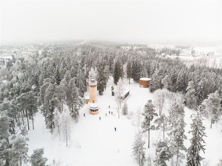 Valotapahtuma sijoittuu Kirkkoharjun huipun ympäristöön