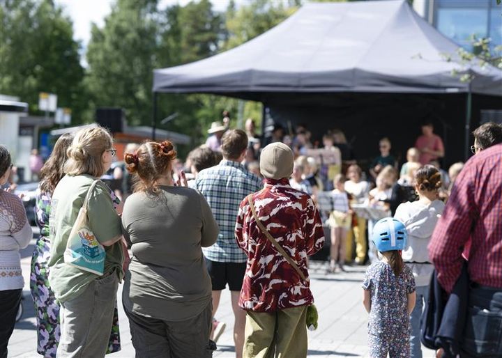 Vuoden 2024 Kangasalan kulttuuriviikon avajaisia vietettiin Kangasalan torilla. Esiintyjinä tapahtumassa oli Kangasalan Pikkupelimannit ja jazz-trio Hot Heros.