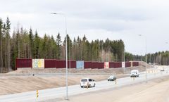 Maamassoja voidaan uudelleen käyttää moniin tarkoituksiin, esimerkiksi meluvalleihin. Kuvassa Lamminrahkan eritasoliittymän vieressä sijaitseva meluvalli ja -seinä.