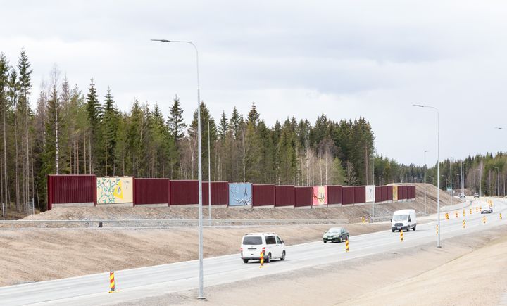 Maamassoja voidaan uudelleen käyttää moniin tarkoituksiin, esimerkiksi meluvalleihin. Kuvassa Lamminrahkan eritasoliittymän vieressä sijaitseva meluvalli ja -seinä.