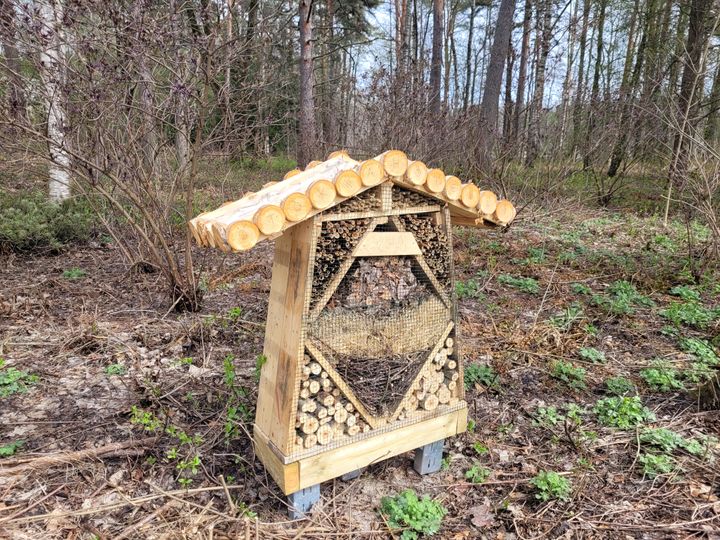 Villa Kuohu palvelee pörriäisiä Kuohunlahden puistossa.