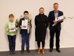 Vuoden Ympäristöteko -palkinto 2024 myönnettiin Sauli Branderille (kuvassa oikealla). Kalle ja Vilho Matilainen saivat toiminnastaan kunniamaininnan. Palkinnot jakoi palkintotoimikunnan puheenjohtaja Kristiina Härkönen.