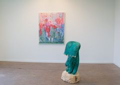 Susanna Harjunpään maalaus Juhannustaikoja, 2025. 100 x 120 cm, öljy ja akryyli kankaalle ja Mari Hillon puuveistos Arjen varassa 2025. Kuusi. 38 x 97 x 35 cm