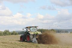 Pellon muokkausta keväällä kelajyrsimellä Kangasalan Sorolan pellolla. Taustalla Vesijärvi.