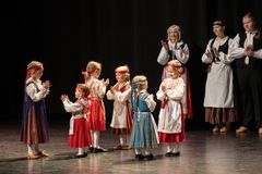 Kangasalan Kansantanssijat ry:n lasten tanssiryhmä Minihimpulat on esiintynyt monena vuonna Kulttuuri- ja hyvinvointitorilla Kangasala-talossa.