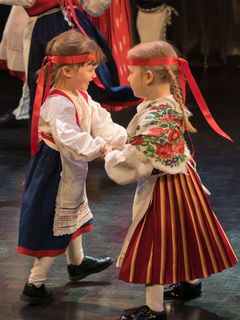 Kangasalan Kansantanssijoiden minihimpuloita Kulttuuri- ja hyvinvointitorilla Kangasala-talossa keväällä 2025.