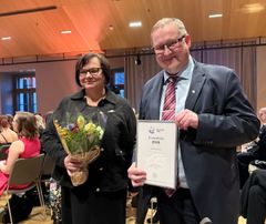 Henkilöstöjohtaja Eija tetri-Lähde ja kaupunginjohtaja Oskari Auvinen vastaanottivat Innostavin kunta -palkinnon.
