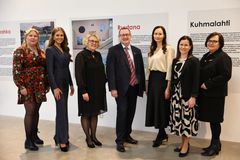 Tunnustukset Kangasalan palkituista kehittämisteoista vastaanottavat (vasemmalta) kirjastovirkailija Paula Moisio, opetuksen suunnittelija Tuuli Vuokola, TVT-suunnittelija Virva Törmälä, kaupunginjohtaja Oskari Auvinen, lukion erityisopettaja Linda Kuusjärvi, lukion rehtori Anna Korkama ja henkilöstöjohtaja Eija Tetri-Lähde. Kuvasta puuttuu kirjastopalvelujohtaja Annamari Nikara-Nummi.