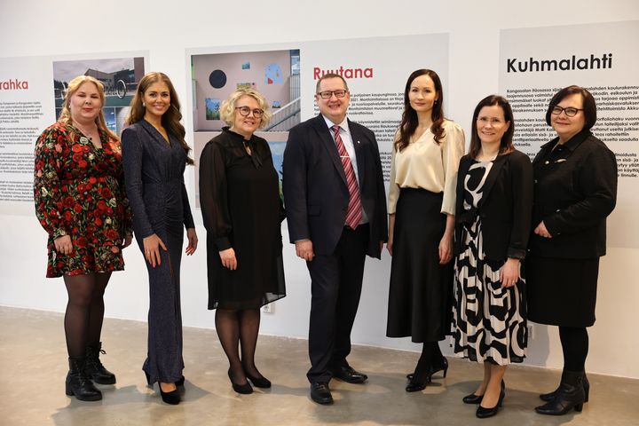 Tunnustukset Kangasalan palkituista kehittämisteoista vastaanottavat (vasemmalta) kirjastovirkailija Paula Moisio, opetuksen suunnittelija Tuuli Vuokola, TVT-suunnittelija Virva Törmälä, kaupunginjohtaja Oskari Auvinen, lukion erityisopettaja Linda Kuusjärvi, lukion rehtori Anna Korkama ja henkilöstöjohtaja Eija Tetri-Lähde. Kuvasta puuttuu kirjastopalvelujohtaja Annamari Nikara-Nummi.