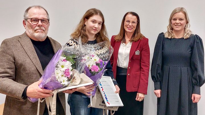 Kuvassa palkitut Vuoden nuori Laura Vanhala ja Vuoden vapaaehtoinen Jorma Kahilainen sekä palkitsijat valtuuston puheenjohtaja Saana Vahvelainen ja hyvinvointijohtaja Kati Halonen.