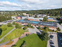 Pikkolan koulu näkyy kuvassa etualalla.