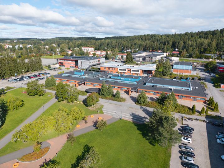 Pikkolan koulu näkyy kuvassa etualalla.