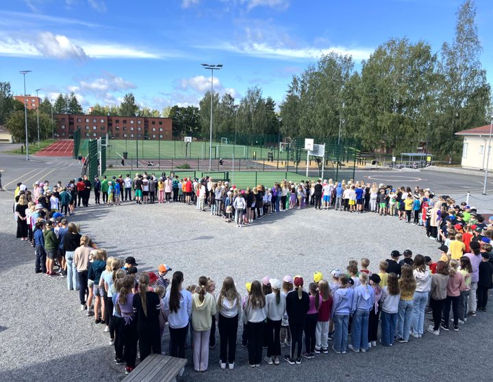 Vatialan koulun oppilaat muodostivat sydänkuvion välitunnilla.