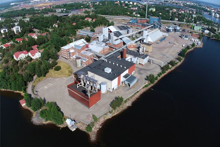 Havainnekuva uudesta haihdutuslaitoksesta istutettuna IFF:n nykyiseen tehdasympäristöön Kotkassa.