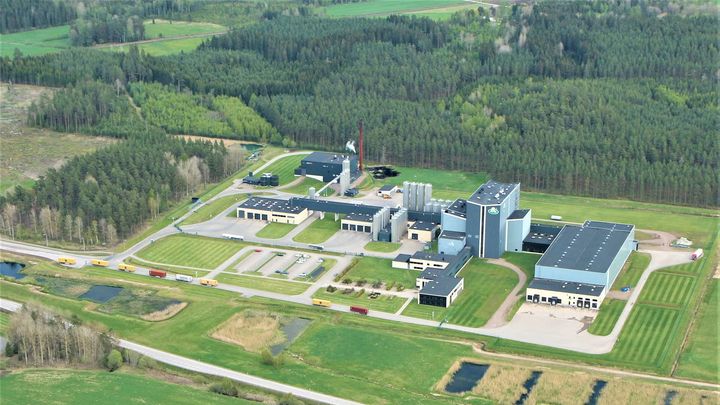 Dagen före julafton 2004 kom det första riktiga mjölklasset till pulverfabriken i Vimmerby, en testkörning med mjölk gjordes redan den 6 december samma år. Sedan starten för 20 år sedan har kapaciteten nästan fördubblats. Foto: Arla