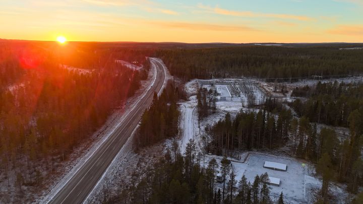 Drönarbild över den nya elanslutningen för energicentralen som är under byggnation i Kuusamo, Finland. Bild: Adven
