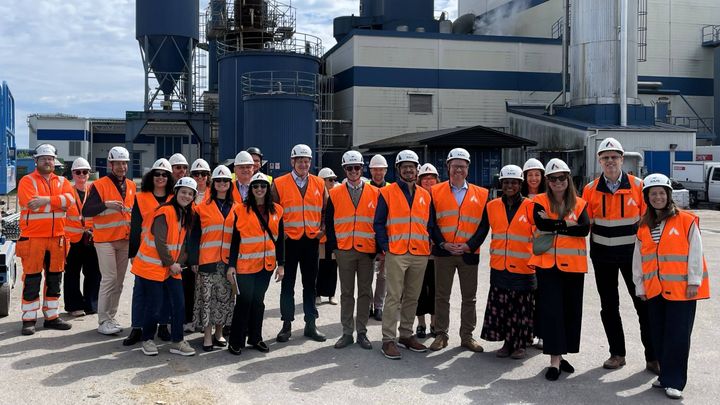 The New York delegation, together with representatives from Adven and the Swedish Energy Agency, in front of Adven’s combined heat and power plant in Nynäshamn.