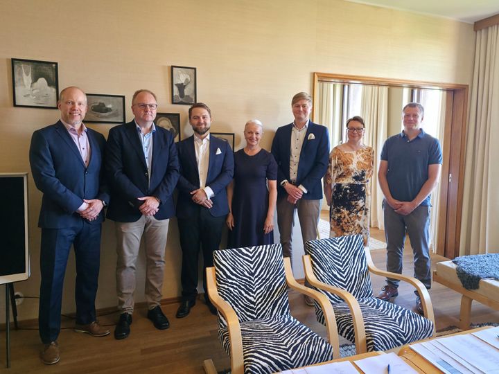 Kuva allekirjoitustilaisuudesta 29.6. Apetitin ja Advenin edustajien kesken.