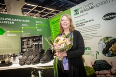 Lenkki Oy:n toimitusjohtaja Annamaija Mäkilouko esittelee renkaasta valmistetulla uusioraaka-aineella vahvistettua kengänpohjaa PlastExpo Nordic -messuilla Helsingissä. Uusioraaka-ainen lisääminen materiaaliin on vähentänyt kengänpohjan raaka-aineesta syntyviä hiilidioksidipäästöjä 46 prosenttia.
