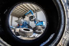 Suomen Rengaskierrätys Oy keräsi vuonna 2025 kierrätykseen ennätykselliset 66 699 tonnia renkaita, hyötykäyttöön rengasta ohjattiin vielä yli 3000 tonnia lisää. ”Kerättyjen renkaiden lisäksi saimme purettua hyötykäyttöön myös vanhoja varastoja", Suomen Rengaskierrätys Oy:n toimitusjohtaja Anssi Takala kertoo.