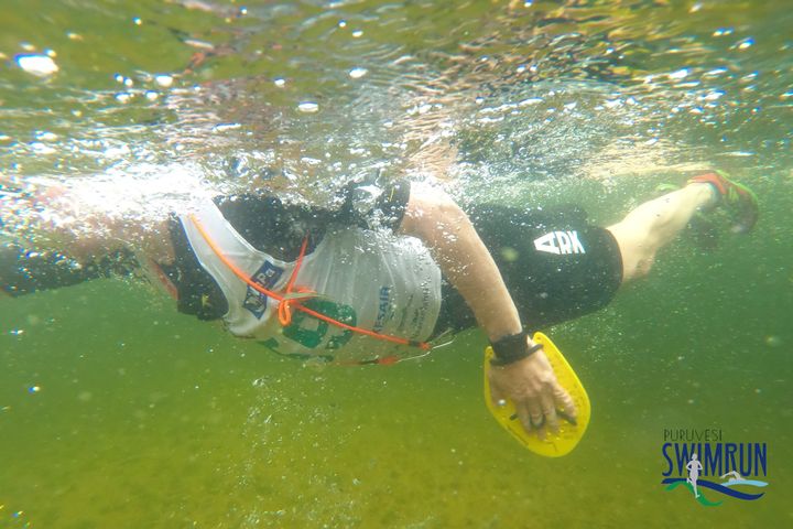 Swimrunin uintiosuuksilla voi käyttää uintia tehostavia apuvälineitä.