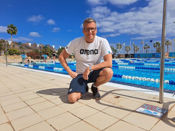 Jani Sievinen on ohjannut uintikursseja ja valmentanut 1990-luvulta lähtien. Kuvassa Sievinen Kanariansaarten Fuerteventuralla maaliskuussa 2024.