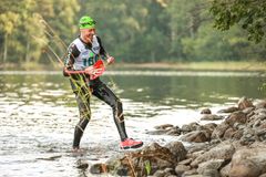 Swimrunin uintiosuuksilla voi käyttää uintia tehostavia apuvälineitä kuten käsivetoihin tehoa tuovia lättäreitä. Kuvassa Antti Harlin Lane4-joukkueesta.