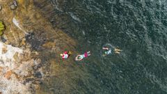 Swimrunissa uinti- ja juoksuosuudet vuorottelevat. Kuvassa ensimmäisenä rantautuu numerolla 13 Jari Routsi.