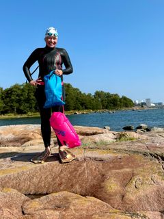 Laura Koskenrouta käyttää pitkissä avovesi-uinneissa nilkasta avonaisia räpylöitä. Poijuun mahtuu evästä ja juotavaa, mutta ne hidastavat vauhtia.