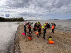 Puruvesi-uinnin lähtötunnelmia kesäkuussa 2025. Uimarinpoiju on turvaväline, jonka käyttö on kannustanut uimaan rohkeammin pidempiäkin matkoja.