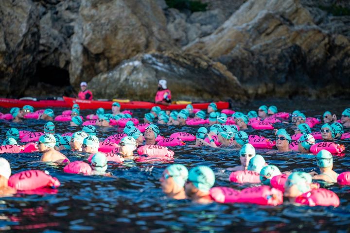 Yhteislähtö on avovesiuinnissa usein ruuhkainen. Ultra Swim 33,3 kilometriä on yksi suosituimmista tapahtumista, jota uidaan useissa maissa.