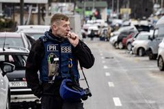 Ukrainalainen sotareportteri Andriy Dubchak tuo Tampereen Sananvapaustapahtumaan todistusvoimaisia uutiskuviaan Venäjän-Ukrainan-sodan etulinjasta. Dubchak on työssään The Donbas Frontliner -median kuvaajana nähnyt kaiken.
