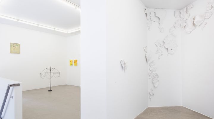 Galerie Anhava on yksi taidegallerioista, jotka kehittävät toimintaansa Uudet klassikot -tuen turvin. Kuvan teokset ovat Anna Tuorin, Kari Cavénin ja Kristiina Mäenpään. Kuva: Jussi Tiainen