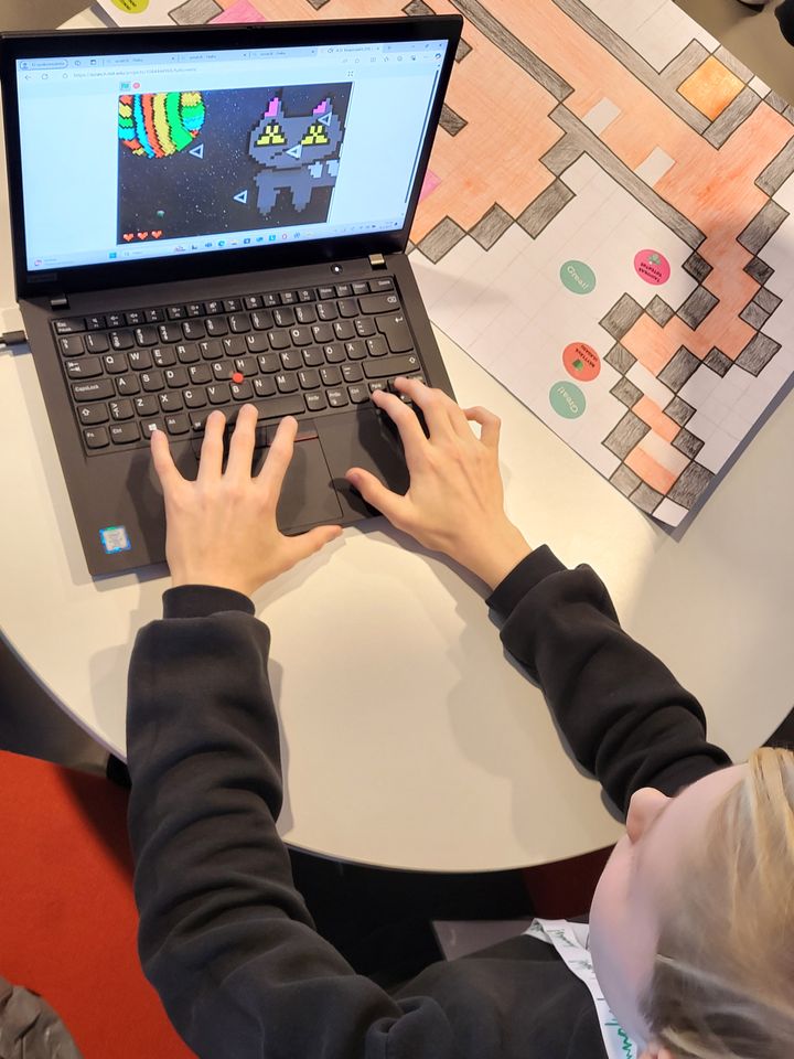 Tiede tutuksi -apurahaa saaneen Innokas-verkoston Tutkitaan tekoälyä -hanke tutustuttaa lapset ja nuoret tekoälytieteen maailmaan.