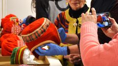 Saamelaismuseo Siidan kokoelmien naisten päähineitä tunnistetaan yhdessä saamelaisyhteisön kanssa.