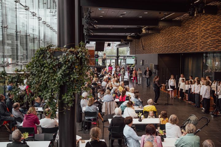 Laulun iloa Musiikkitalossa vuoden 2024 Mirjam Helin -kilpailun ohessa.
