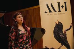 Mirjam Helin -akatemian opiskelija Emma Karsten laulaa Kallio-Kuninkalassa.