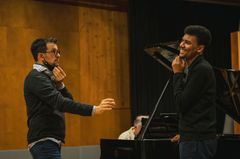 Faraja Mwamalumbili on mukana akatemian valmentavassa junioriohjelmassa. Opettajana Luca Pisaroni.