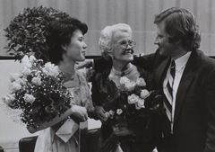 Mirjam Helin sekä voittajat Ning Liang ja Vladimir Chernov ensimmäisessä Mirjam Helin -laulukilpailussa vuonna 1984.