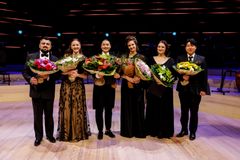 Mirjam Helin -kisan 2024 finalistit Helsingin Musiikkitalon lavalla.