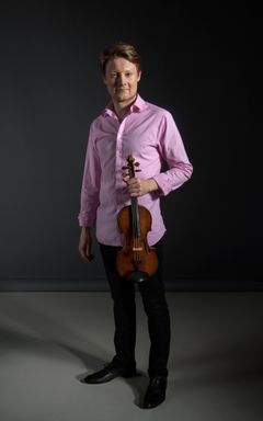 Yksi konserttien esiintyjistä on Antti Tikkanen, joka soittaa Suomen Kulttuurirahaston Stradivarius-viululla.