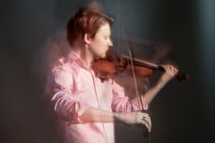 Yksi konserttien esiintyjistä on Antti Tikkanen, joka soittaa Suomen Kulttuurirahaston Stradivarius-viululla.