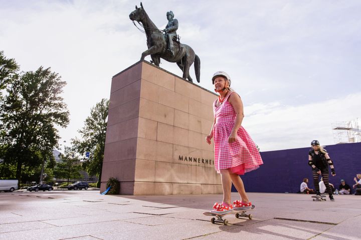 Skeittimummo Lena Salmi opettaa suomalaista onnellisuutta kansainvälisille matkailijoille Helsingissä