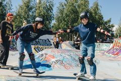 Japanilaiset Miki ja Shio skeittaamassa Suvilahdessa.