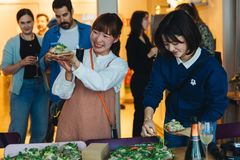 Matkailijat valmistivat suomalaisia alkupaloja Tieteen ja toivon talossa ja nauttivat illallisen ravintola Elmissä. Kalaleipien ääressä japanilaiset Miki ja Shio.