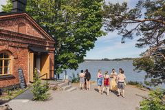 Osallistujat saunoivat, uivat ja pelasivat Mölkkyä Lonnan saarella.