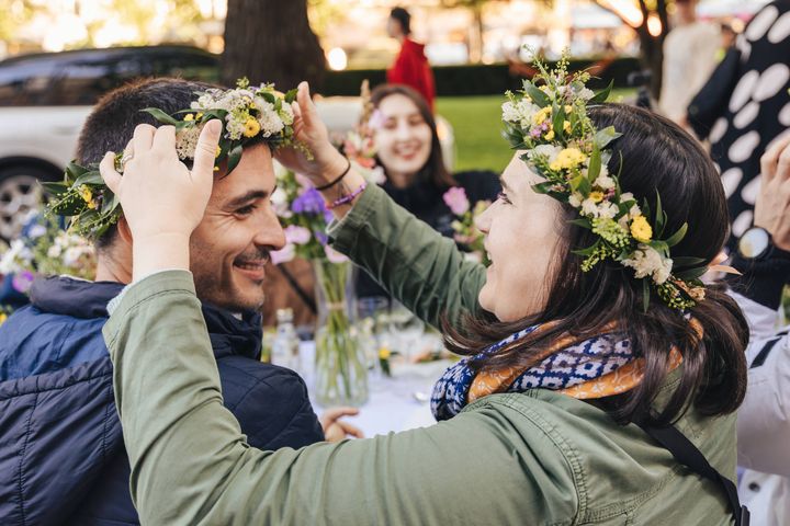 Visit Finlandin ja Helsinki Partnersin yhteisessä Helsinki Happiness Hacks -kampanjassa halukkaat matkailijat ympäri maailman hakivat mukaan viiden päivän onnellisuuskurssille Suomeen.