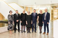 Orionin palkintoa juhlivat Director, Oncology Research Anu Moilanen (vas.), Chemistry Lead External/Collaboration Projects Olli Törmäkangas, Executive Vice President, Innovative Medicines ja Research & Development Outi Vaarala, toimitusjohtaja Liisa Hurme, Executive Vice President, Branded Products Hao Pan, Executive Vice President, Generics and Consumer Health Satu Ahomäki ja Executive Vice President, Global Operations ja Fermion Juhani Kankaanpää.