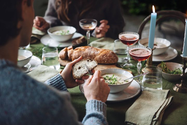 Finnish Dinner Date -konseptissa eri puolilta maailmaa saapuvat sinkut pääsevät tutustumaan suomalaiseen ruokakulttuuriin ja uusiin ihmisiin yhteisten illallisten äärellä.