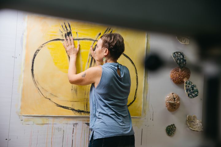 Kuvataiteilija Lotta Leka työhuoneellaan.